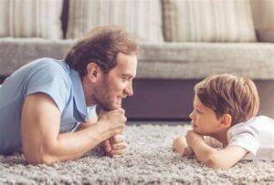 ما عرفوا من الدنيا إلا دفءَ صدرك.. رفقًا بالأبناء